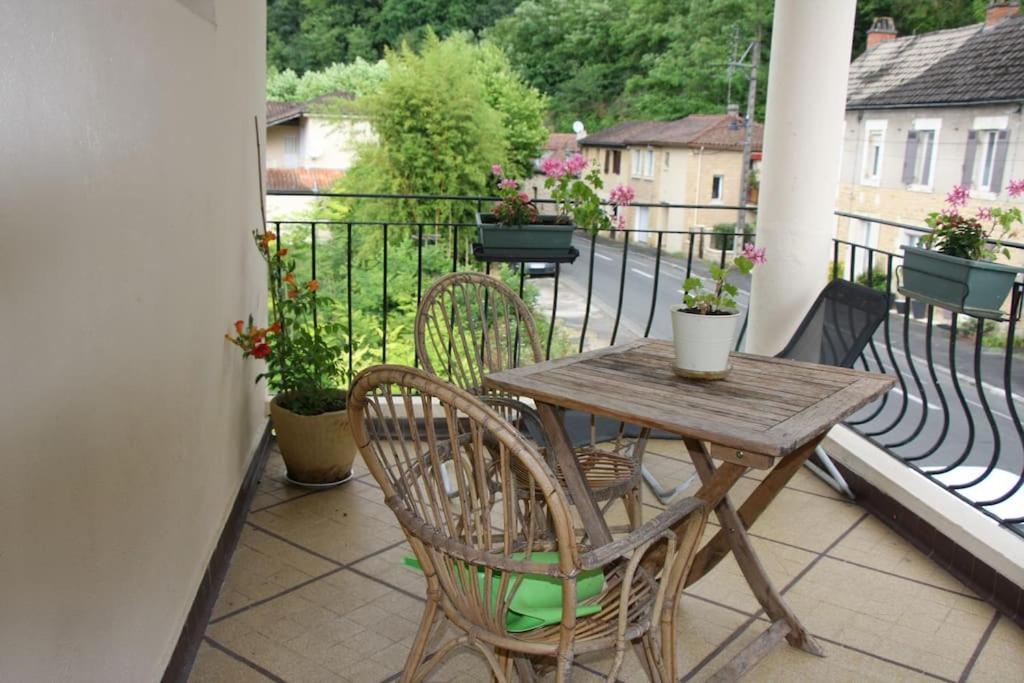 Appartement Chaleureux Avec Parking Gratuit Sarlat Extérieur photo